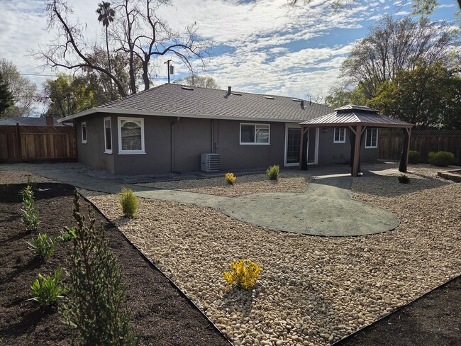 Building Photo - Super Charming Pleasant Hill Home