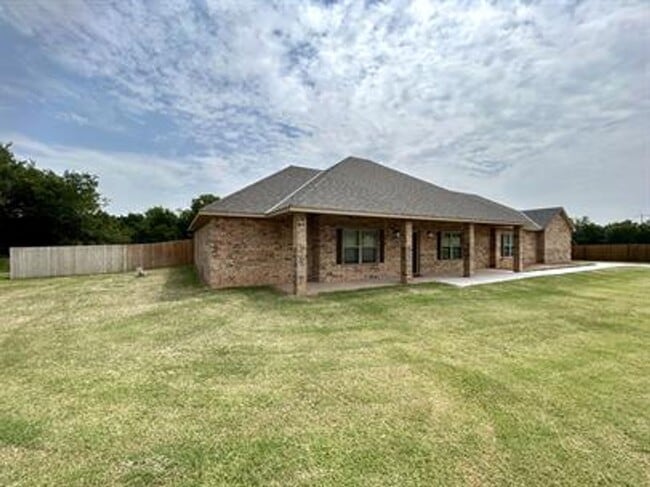 Building Photo - 4 Bedroom