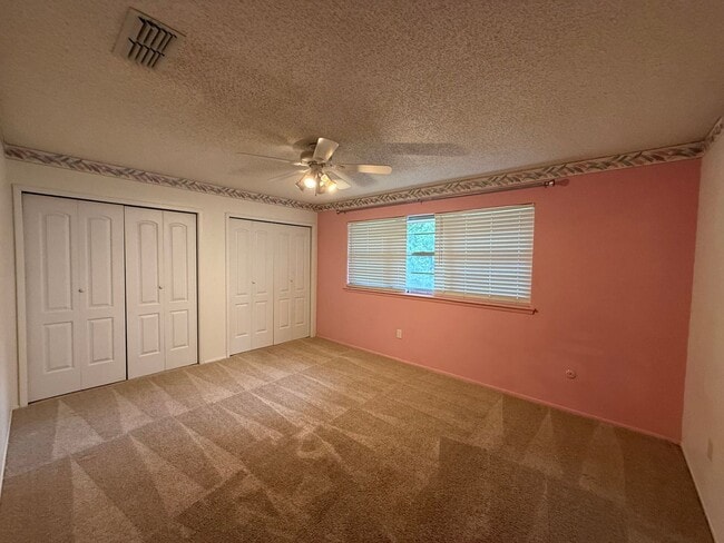 Building Photo - 3 Bed 3 Bath spacious home, with extra craft room, Lovely Backyard