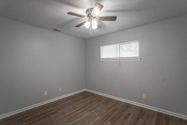 Building Photo - 3339 Pinewood Ave
