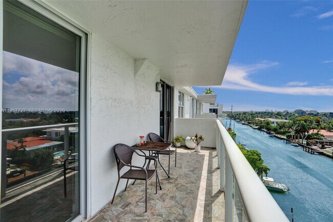 Building Photo - 10000 W Bay Harbor Dr