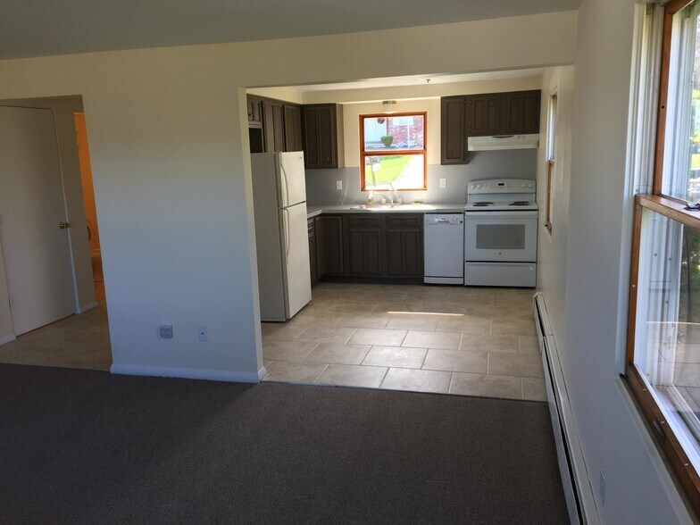 Building Photo - 916 Squires Ave