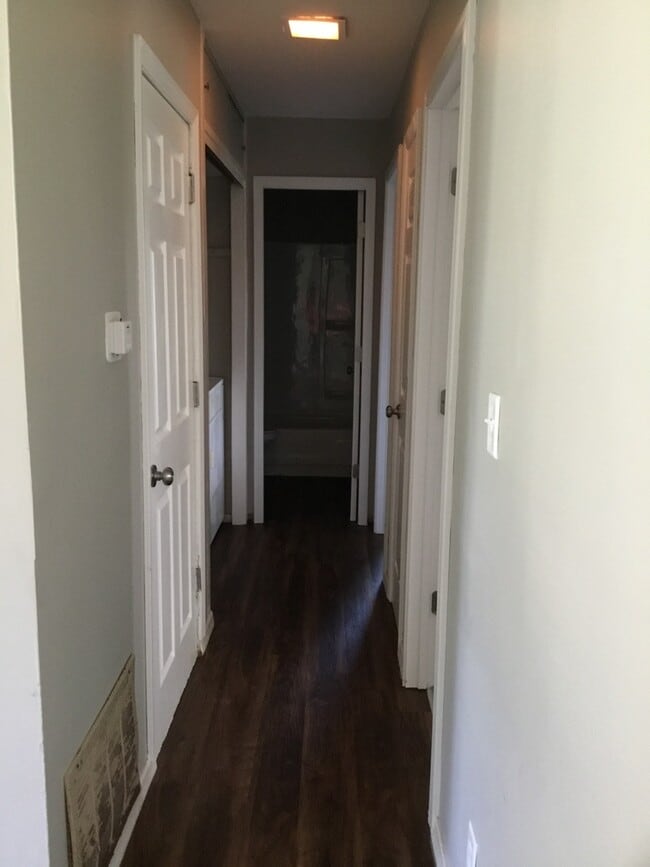 Building Photo - Very nice 3bed/1bath south side home w/ garage & fenced in back yard