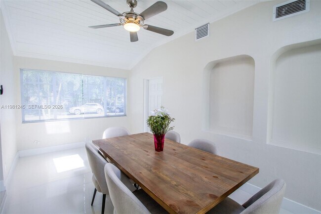 Building Photo - 2727 Calusa St