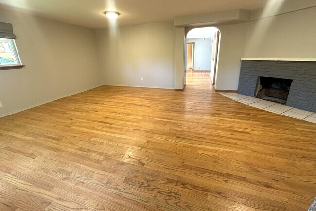 Building Photo - Bright and spacious 5bd 2 ba house in Edmo...
