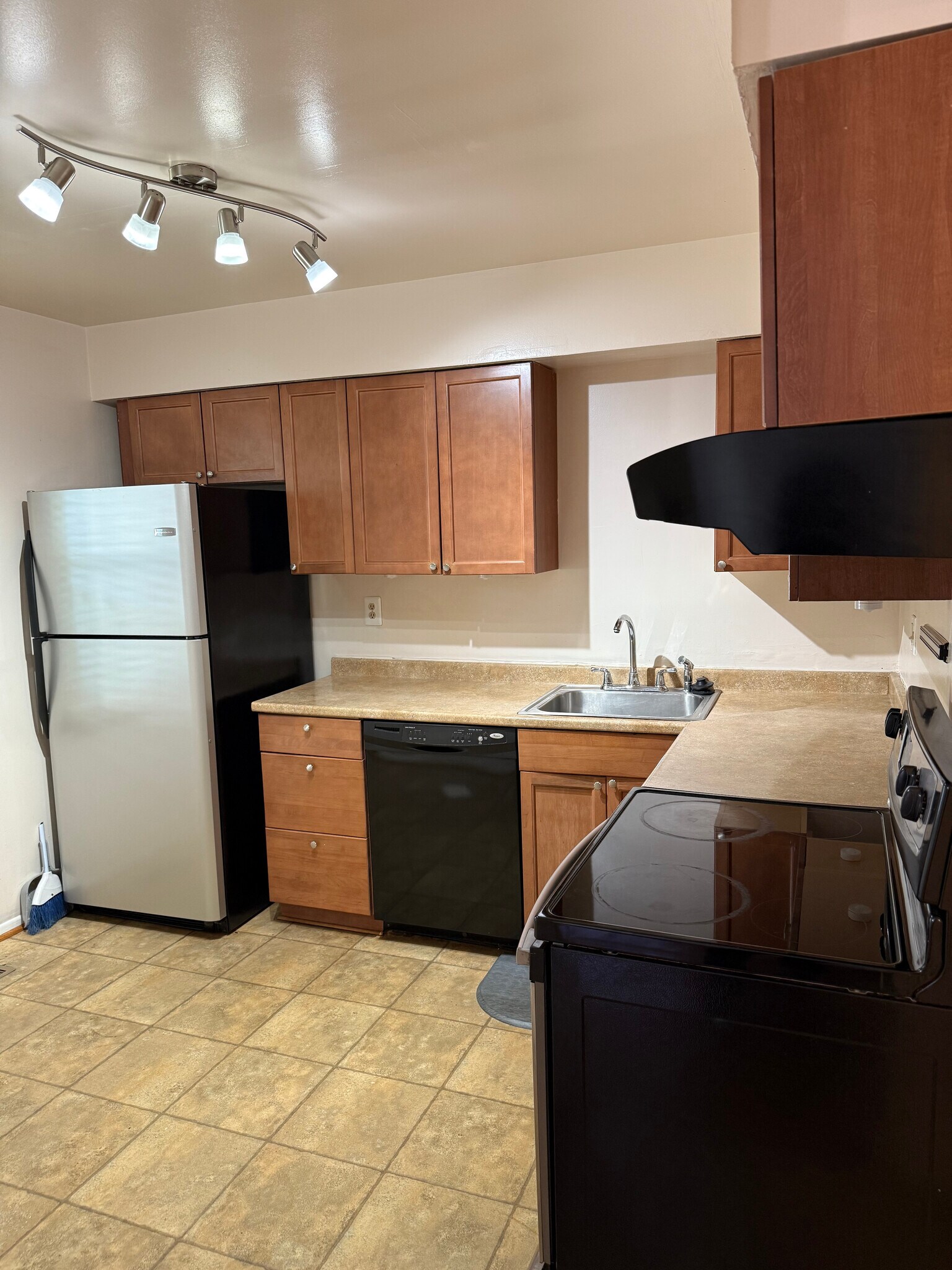 Building Photo - 7028 Palamar Turn