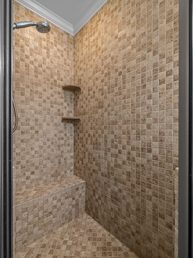 Building Photo - Beauty by the Water!