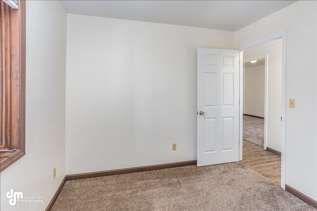 Building Photo - 876 N Wesglenn Cir