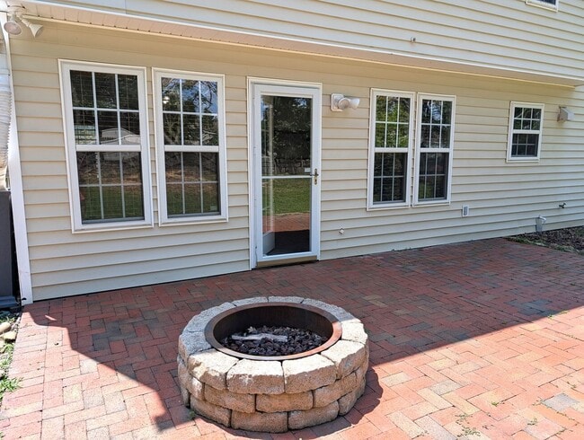 Building Photo - 9935 Redbud Tree Ct