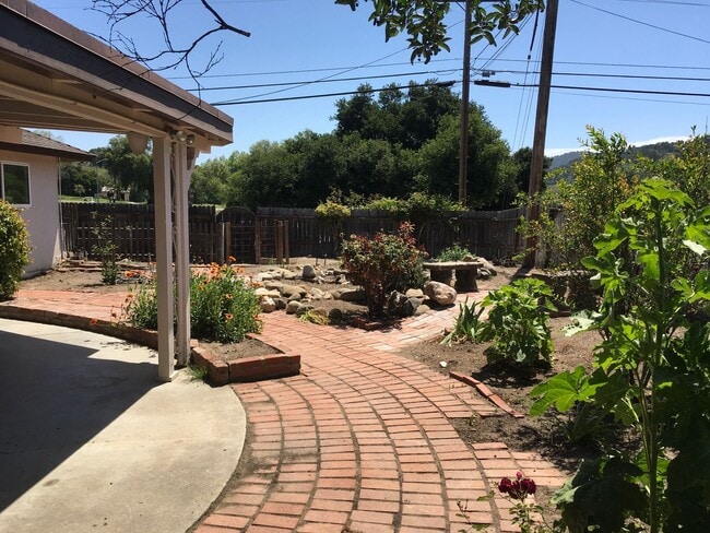 Building Photo - Charming Vintage 3BR/1.5BA Corner Lot Home...