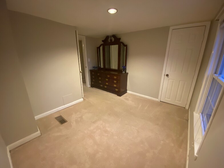 Building Photo - 10623 West Dr