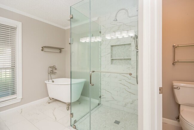 Building Photo - 19019 Oakway Dr