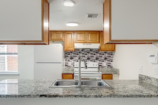 Building Photo - $899 Move In Special - Beautiful 2 bedroom 2 bathroom Apartment with Washer/Dryer hookups