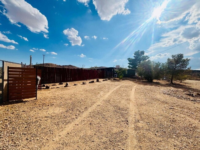 Building Photo - Joshua Tree Cabin in Peaceful, Wide Open S...