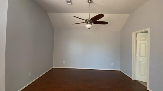 Building Photo - 2614 W Lake Dr
