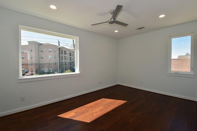 Building Photo - 713 James St