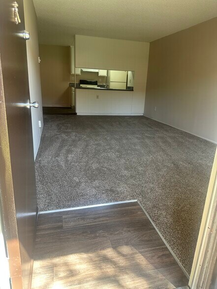 Building Photo - 563 Broadway