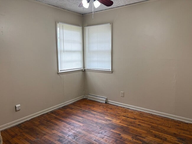 Building Photo - 3 BEDROOM 1 BATH HOME