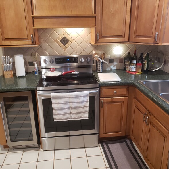 Building Photo - 4425 SW 72nd Ter