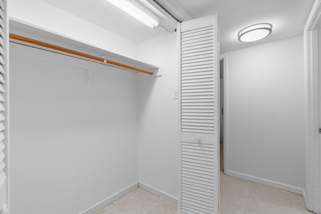 Building Photo - 10693 N Military Trl