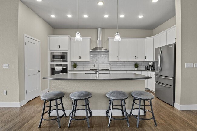 Building Photo - Single Family w/ Elegance