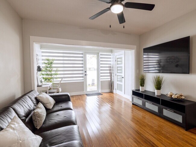 Building Photo - Fully Remodeled & Furnished 1 Bedroom Condo
