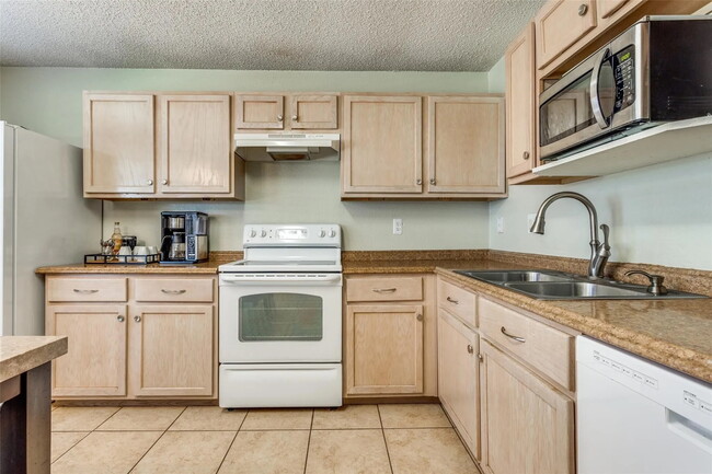 Building Photo - 4612 Wedgewood Dr