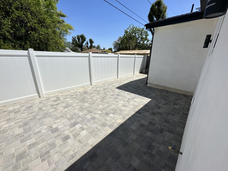 Building Photo - 8436 Oakdale Ave