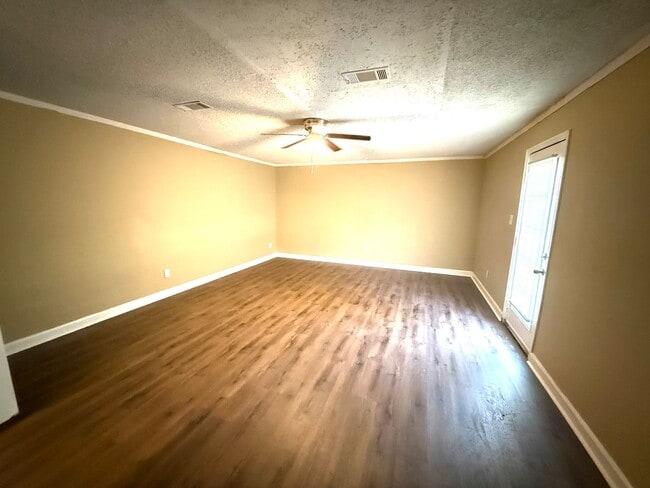 Building Photo - ** 3 bed 1.5 bath located across from Frazer Church ** Call 334-366-9198 to schedule a self tour