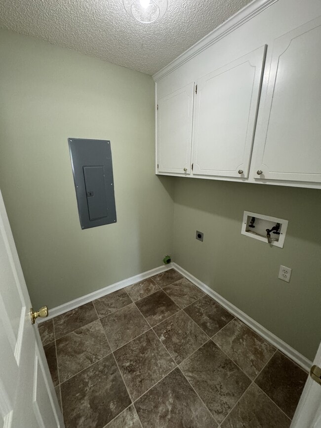 Building Photo - 2345 Vineyard Dr