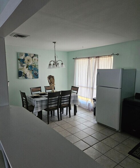 Building Photo - 2000 Greens Blvd