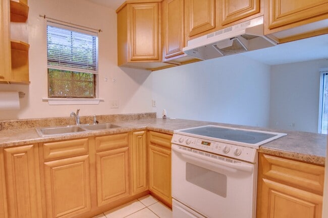 Building Photo - Completely updated 2 bedroom town home Loc...