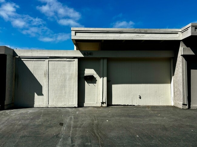 Building Photo - Remodeled 3 bed 2 bath townhome in Friars ...