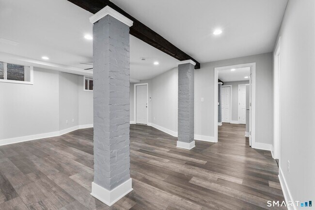 Building Photo - 548 Ferry St