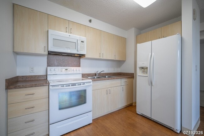 Building Photo - $2,500 / 2br - 2 BED 1 BATH CONDO IN PLANTATION TOWN APTS