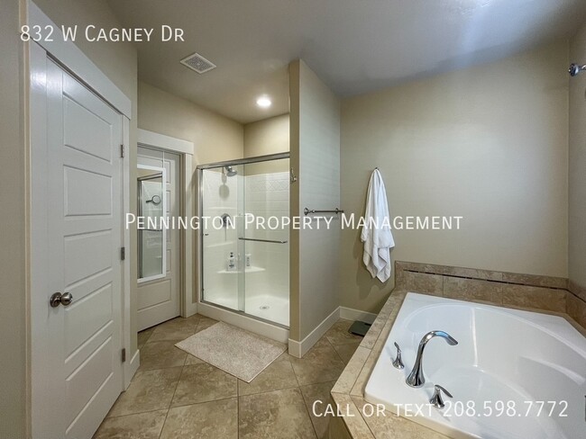 Building Photo - 832 W Cagney Dr
