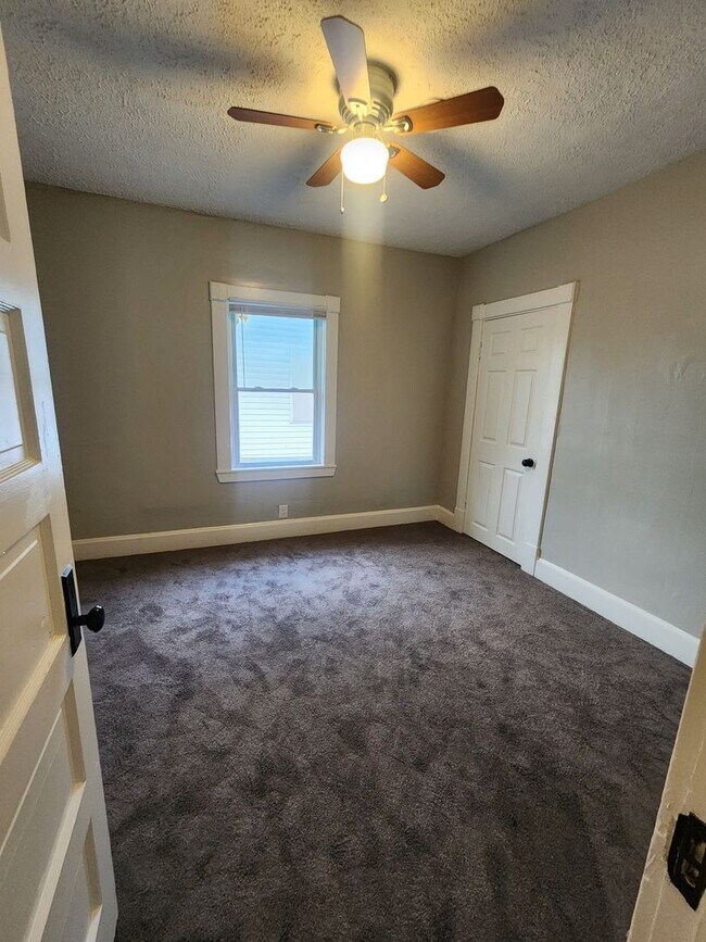 Building Photo - Spacious Three Bedroom Two Story Duplex lo...