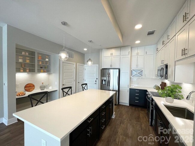 Building Photo - 500 W Trade St