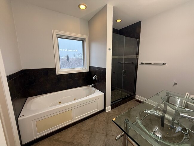 Building Photo - 7006 W Medill Ave