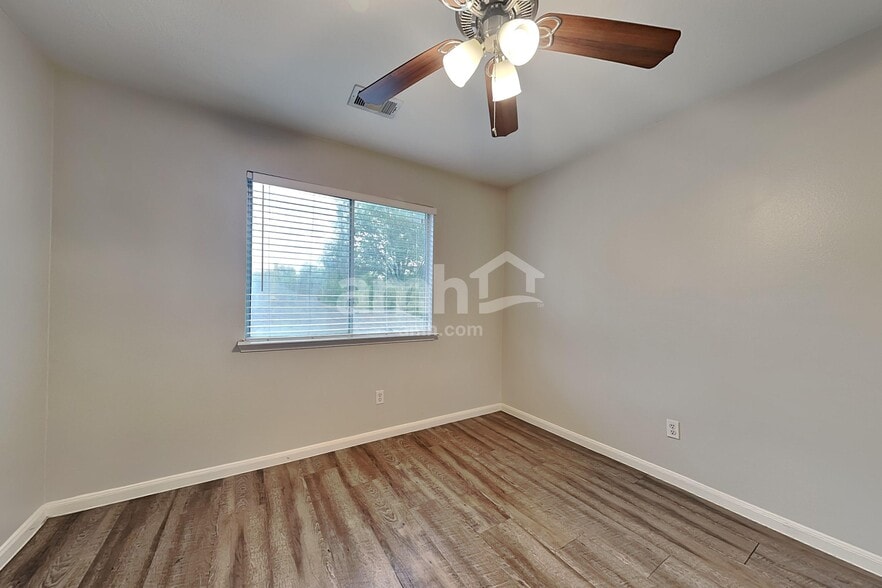 Building Photo - 10931 S Falls Terrace