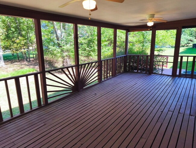 Building Photo - Inviting Townhome in Sterling with Spaciou...