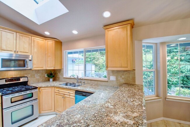 Building Photo - Lovely Clinton Home with Great Light and Pet Friendly!