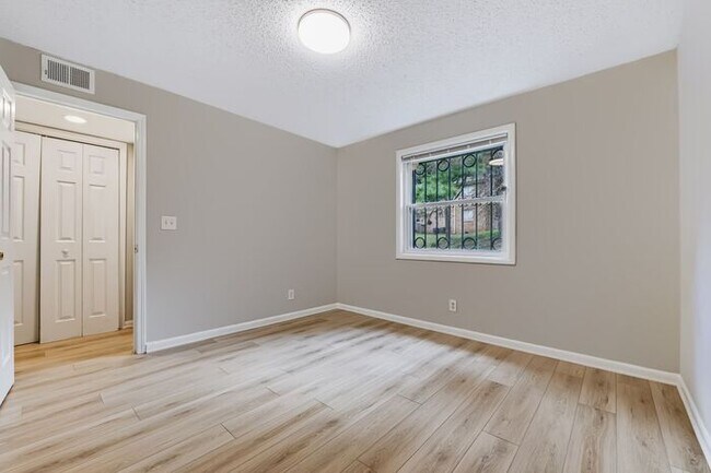 Building Photo - 1635 Line Cir