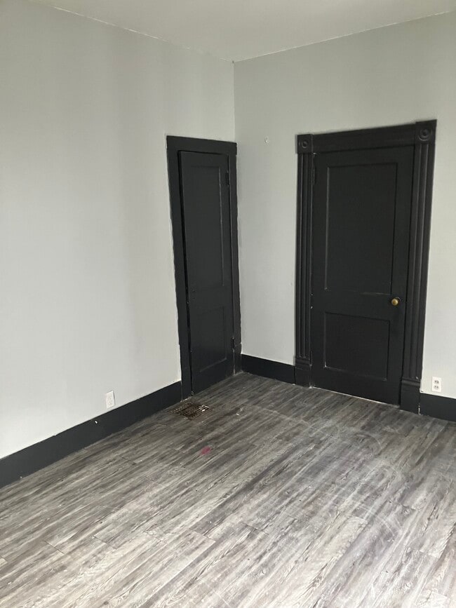 Building Photo - 517 Sheridan St