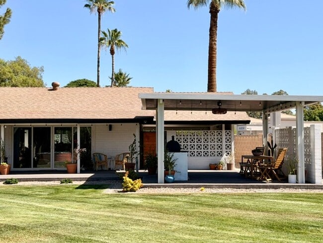 Building Photo - Updated Central Phoenix 3 bed, 2 bath with open layout, stainless steel appliances, and large irr...
