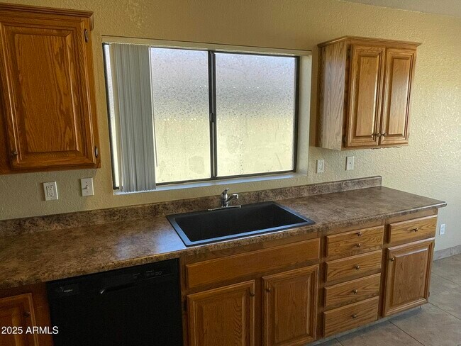 Building Photo - 6502 W Paradise Ln