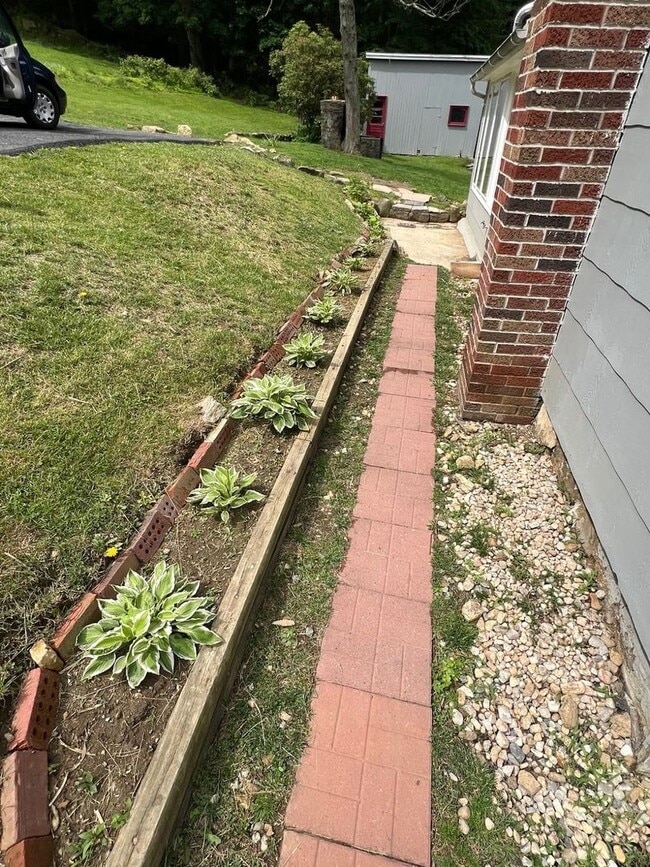 Building Photo - 3 Bedroom Home in Wernersville