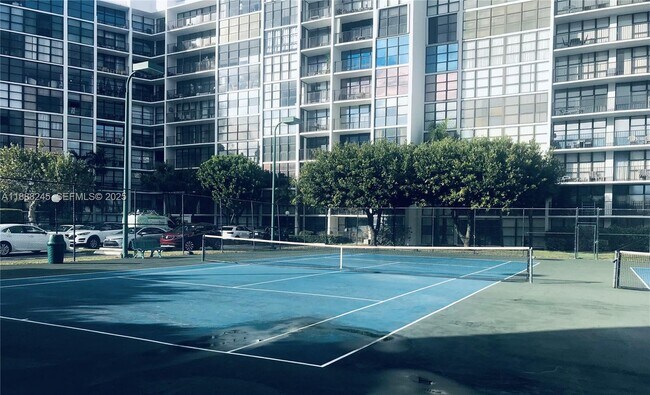 Building Photo - 1000 Parkview Dr