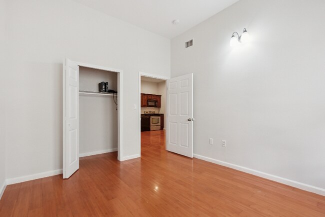 Building Photo - 1204 Chestnut St
