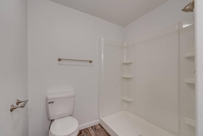 Building Photo - 4 bedroom 2 bath Home